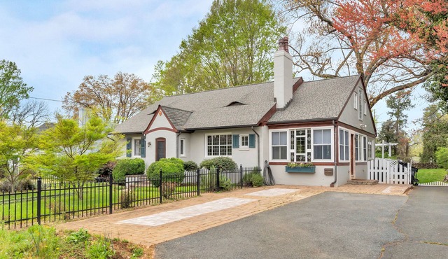 Park Street Cottage - 5 bdrm/4 bath - North Downtown
