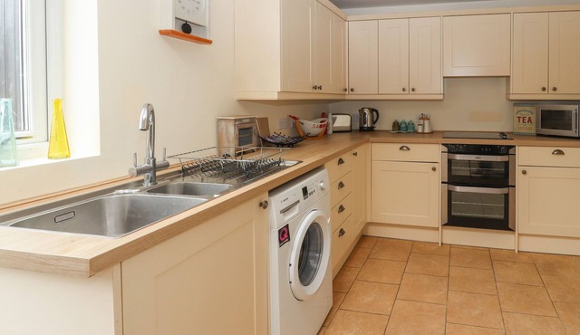 PARK VIEW COTTAGE, pet friendly, with open fire in Caerwys
