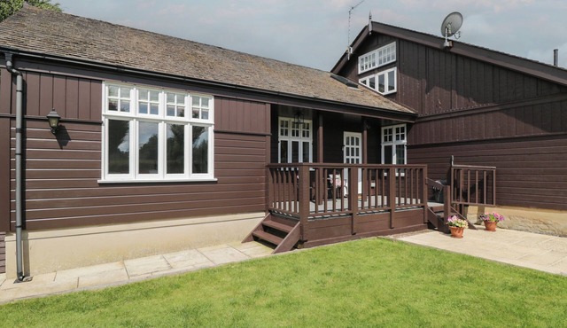 PARK VIEW, romantic, with a garden in Minchinhampton