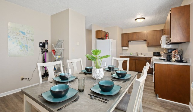 Park Views~Affordable Comfort~Walk to Downtown