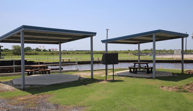 Park your boat in front of the Fishermen's Cottage! Screened in patio.