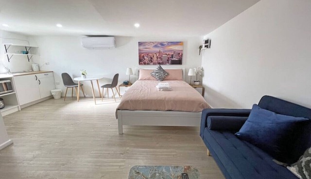 Parkdale Compact Backyard Cabin Beachside Wi-Fi near Mentone