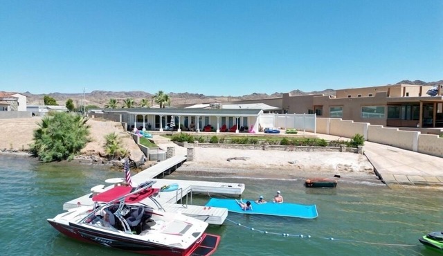 Parker Paradise! 7BR, 14 beds, waterfront, beach, private dock, sleeps 16