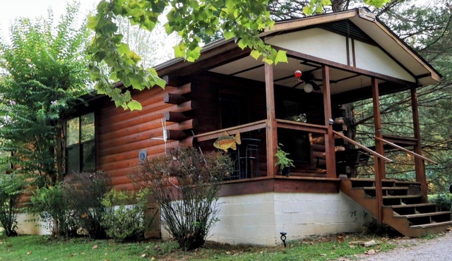 Parkers Hideaway on the White River/Redbud Cabin, 200 feet from the River