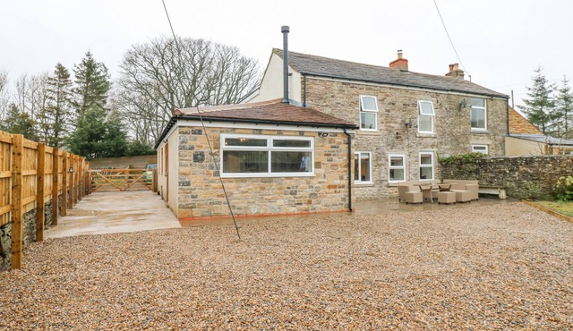 PARKERS HOUSE, pet friendly, character holiday cottage in Alston