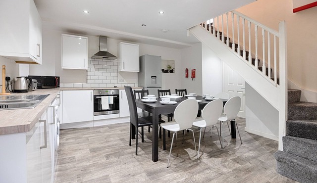 Parking, 5 Bedrooms Smart Tv's in all rooms!