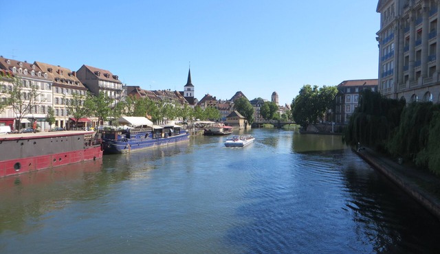 Parking, at the water's edge, opposite the historic center, bright and quiet 74 m²