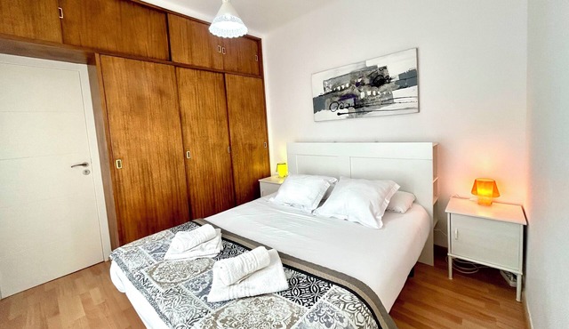 Parking available. Pets accepted. Subway nearby. Near the Sagrada Familia