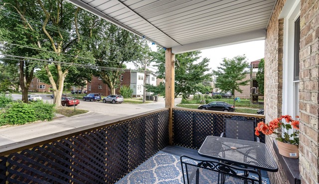 PARKING, BALCONY near NAPA, UNIVERSITIES, RAVINIA, GOLFING & TRAIN to CHICAGO
