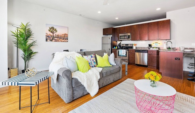 $$PARKing$$ King Bed Art Museam Area