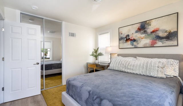 Parking, Private Balcony Near Universities, NAPA, Ravinia & Train to Chicago
