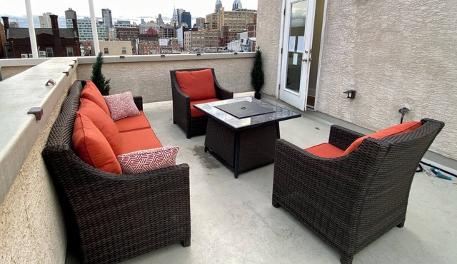 Parking Roofdeck Hot Tub in Large Home near Convention Center