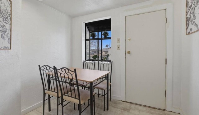 Parking|Smart TV|Full Kitchen|Self Check-In|W/D