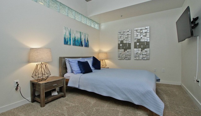 Parking/washer/dryer/hot tub/pool/gym/24 hr concierge/2 bed 2 bath SPIRE LOFT