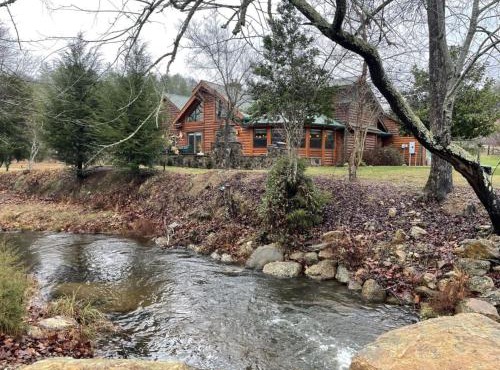 Parkland, Deluxe Log Cabin, a Hot Tub and a Lake!