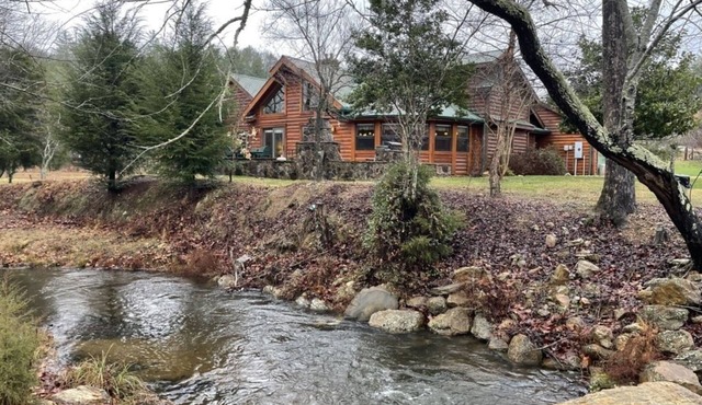 Parkland, Deluxe Log Cabin, a Hot Tub and a Lake! by RedAwning