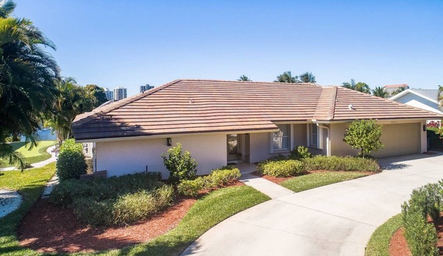 Parkshore Lakefront Pool HomeWalk to Beach & Waterside Shops
