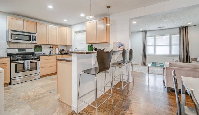 PARKSIDE BUNGALOW - 15 MINS DOWNTOWN & AIRPORT + FREE PARKING!