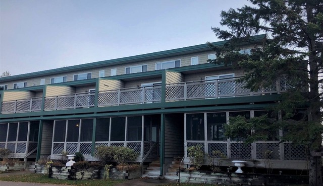 Parkside Condo 7 - Condo Conveniently Located Across from Joni`s Beach