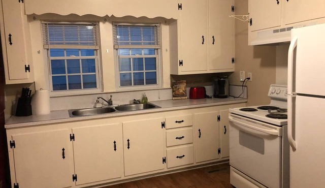 Parkside Cottage Nestled Between Two Public Parks (Pet Friendly)