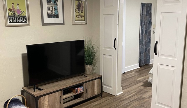 Parkside Cottage on Bidwell Park! Enjoy the trails and perfect location to all!