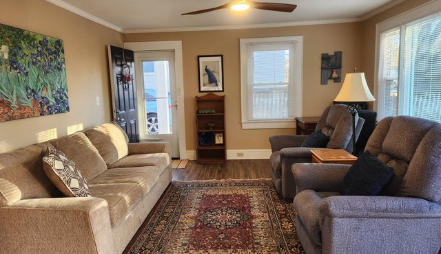 PARKSIDE COTTAGE - Peaceful 2BR Retreat Backing Directly Onto Mac Anderson Park