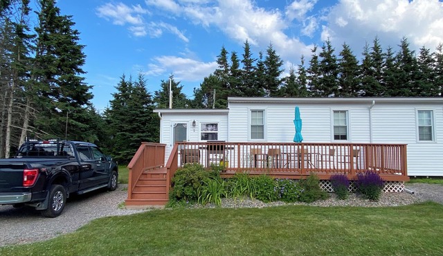 Parkside Deluxe Cottage- King Bed, Extra Screened-In Rm, Short Walk to the Beach