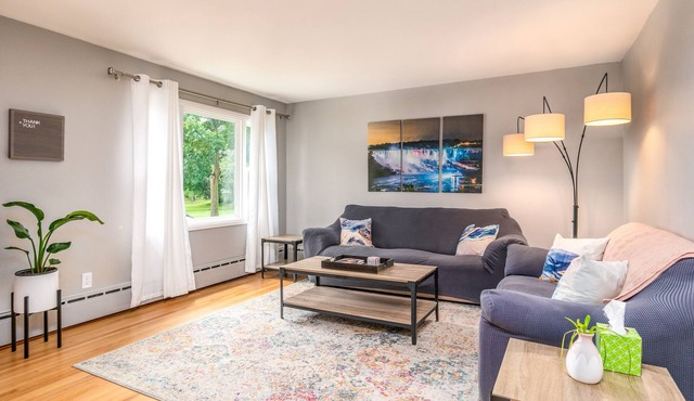 Parkside Estate, Niagara Falls, USA + Free Parking