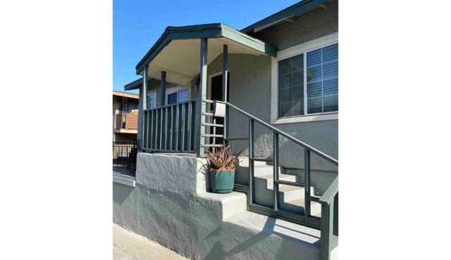 Parkside Golden Ave Bungalow, Steps from Downtown