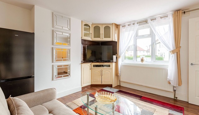 Parkside Haven, Modern 2-Bed Flat with Ensuites, Free Parking & Self Check-In