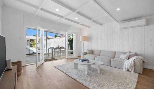 Parkside Pool Retreat - 3BR, Parking, Wi-Fi