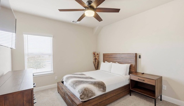 Parkside Retreat – 3BR Plano Townhouse Near Dining
