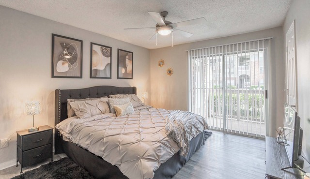 Parkside Retreat King Suite w/Pool & Gym