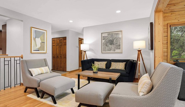 Parkside Retreat Modern & Central 4BR/2BA Renovated Pet-Friendly Fenced Yard