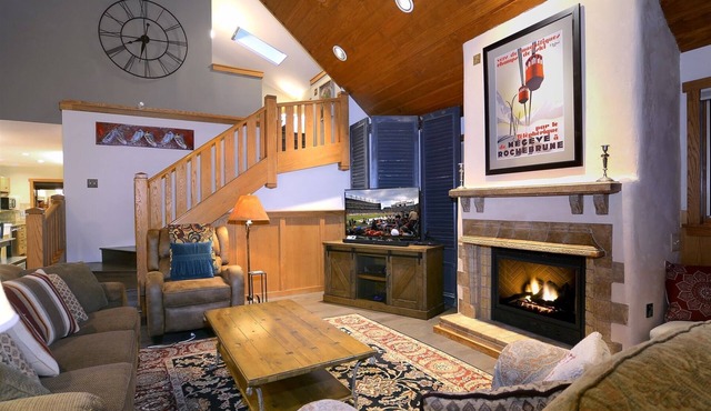 Parkside Retreat/Perfection only 1.5 blocks to Shuttle W/Hot Tub & Fireplace