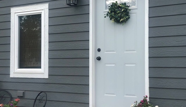 Parkview Cottage ~ Charming Tiny Home ~ Queen Bed!