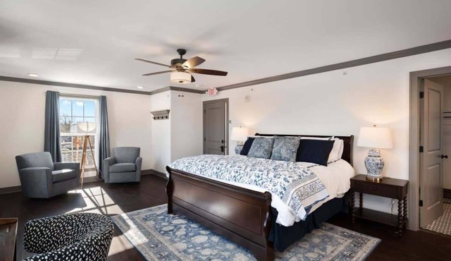 Parkville Apartment: King Bed, Downtown Shopping