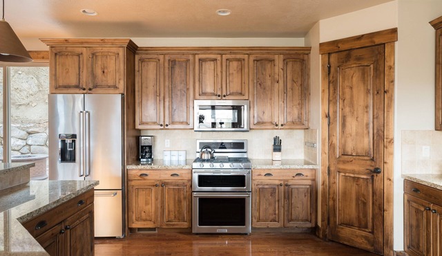 Parley by AvantStay | Gorgeous Rustic Cabin w/Mtn Views