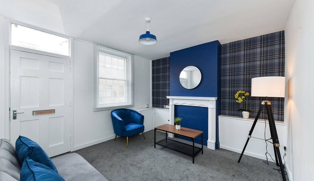 Parliament Street - Modernized 2 bedroom apartment with enclosed garden