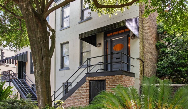 Parlor Apartment on Abercorn: Facing Colonial Park