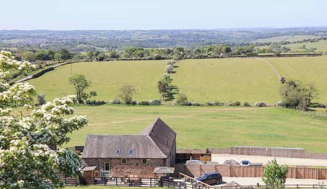 PARLOUR BARN, pet friendly, luxury holiday cottage in Leek