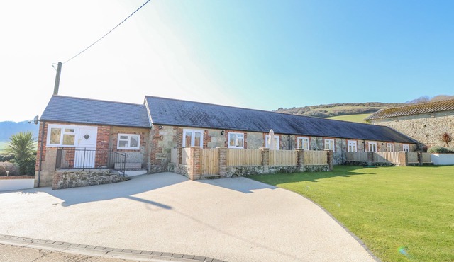 PARLOUR COTTAGE, family friendly, with a garden in Gatcombe