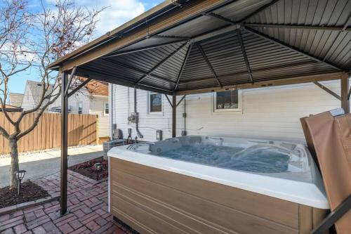 Parma Home w/Hot Tub and Arcade room!