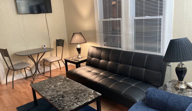 Parma Tiny House w/yard OK for PETS