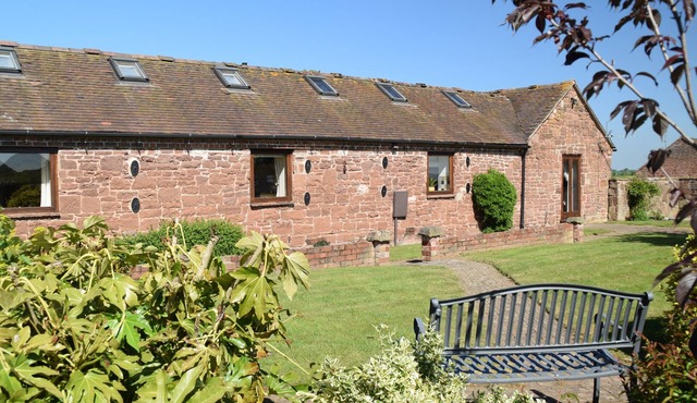 PARRS MEADOW COTTAGE, family friendly, with a garden in Pitchford