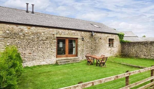 PARSLEY COTTAGE, pet friendly, with open fire in Lancaster