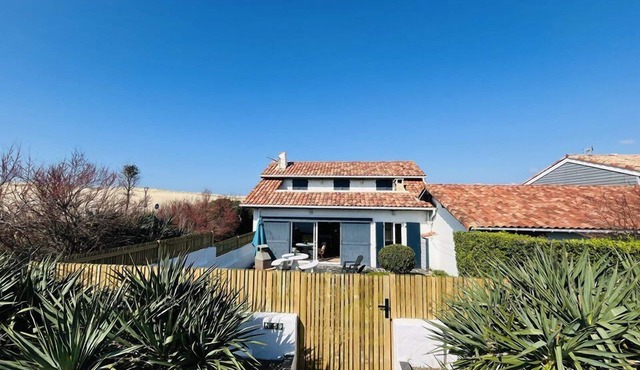 Part of the ground floor of a house close to beach