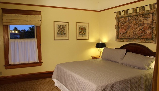 PARTIAL OCEAN VIEW - WALK TO OCEAN - KING BEDROOM