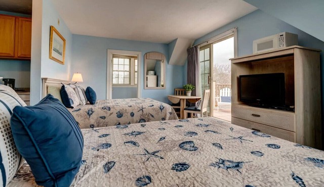 Partial Ocean View! 2 Queen Studio w/Private Deck (312)