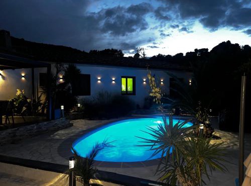 Partie de villa moderne avec acces piscine